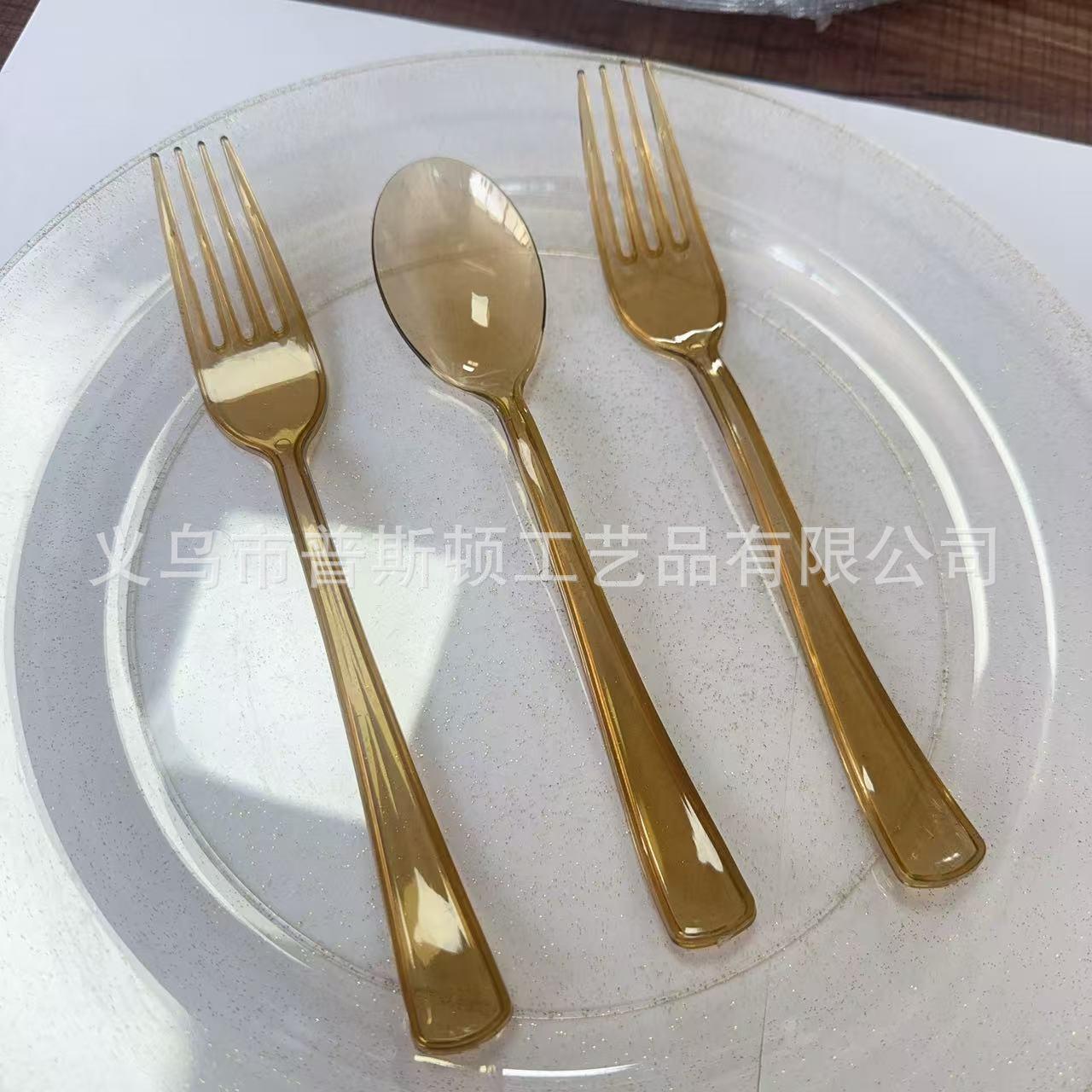Transparent brown (same color as cup and plate) / Spoon
